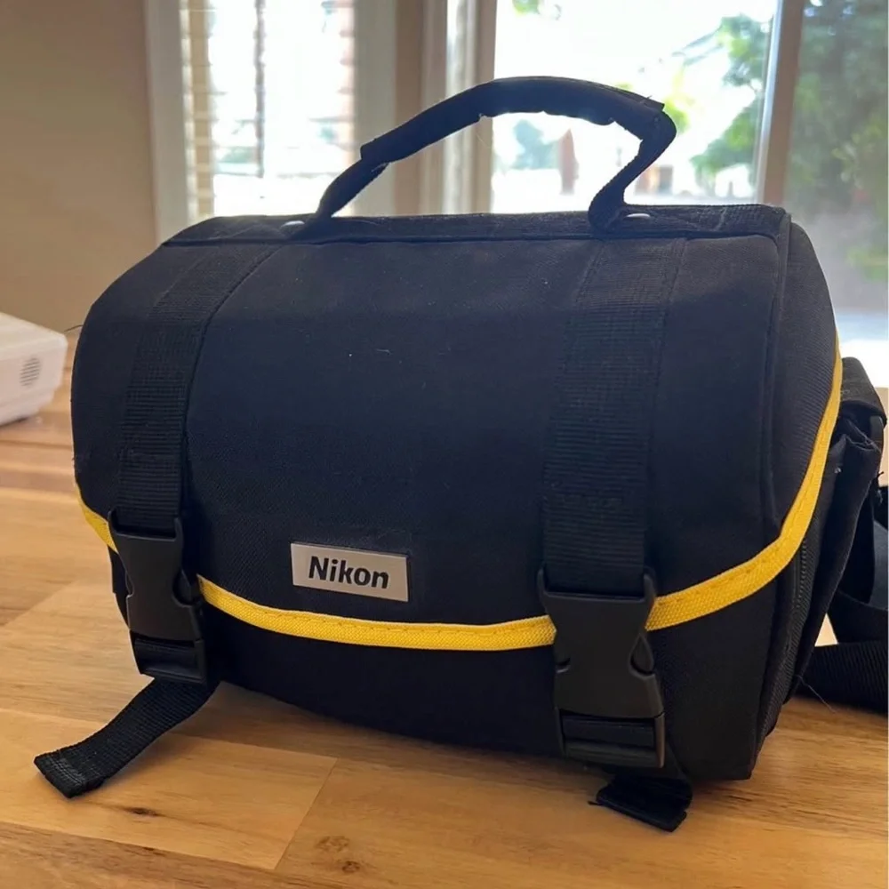 Nikon D5000 Black DSLR with Articulating Screen include bag and extra lens